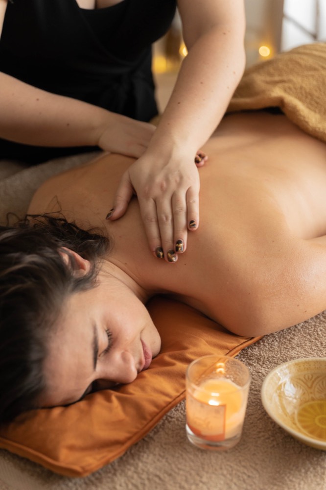 Massage aux huiles avec bol en céramique et bougie